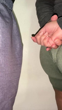 Elle Touche Accidentellement La Grosse Bite D’un Inconnu Dans La File D’attente