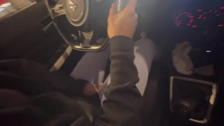 scarlettandc: 내 연인은 그의 차 페달에 발을 가지고 놀고 있습니다