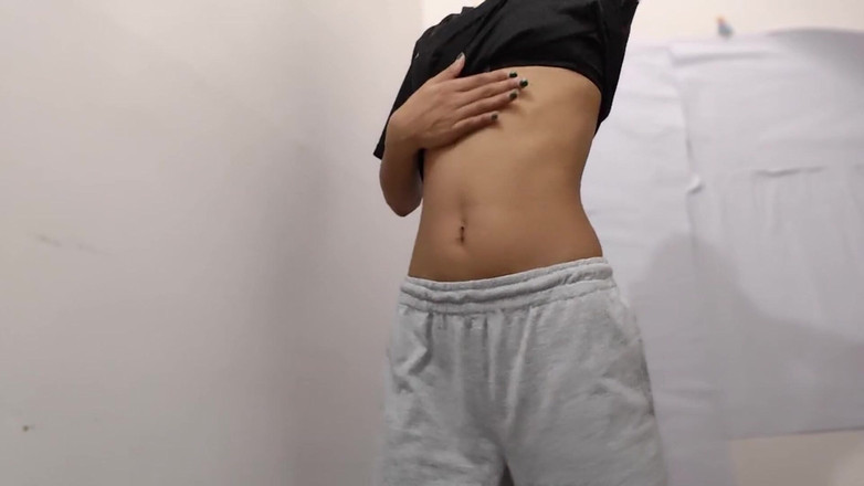 desigirl93: 农村女孩Nisha自己眯着眼睛，她想要大鸡巴