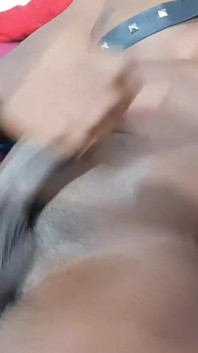 Ateşli zenci adam oyuncağıyla eğlenmeye başlıyor ve içine boşalıyor