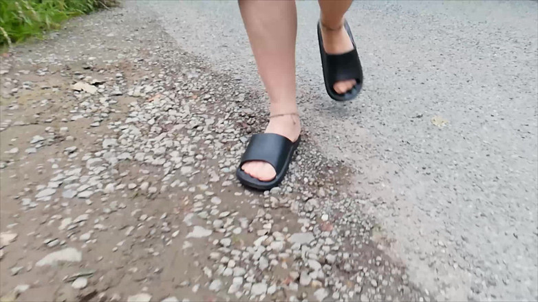 Carmen_Nylonjunge: I piedi in nylon fanno una passeggiata nella natura