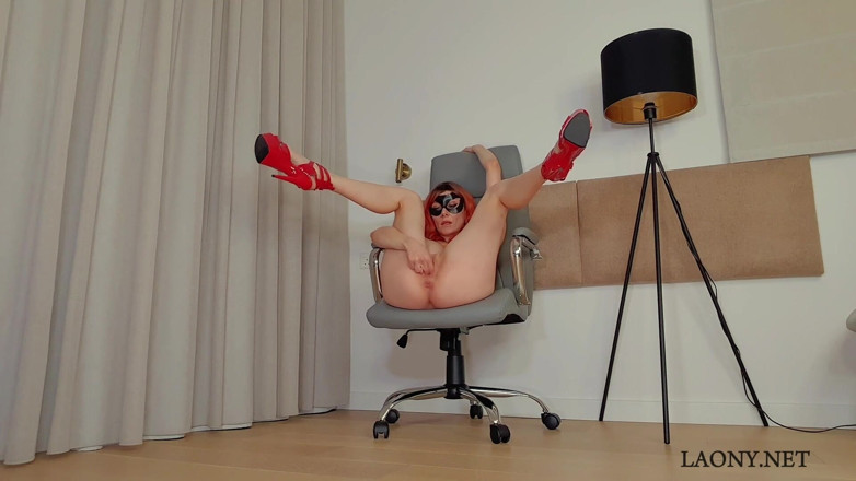 Laony: Een langbenige rondborstige met een prachtig lichaam verleidt je op...