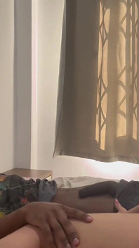 Meine Stiefmutter kam in mein Zimmer, nachdem der Cuckold ihres Mannes zur Arbeit gegangen war.