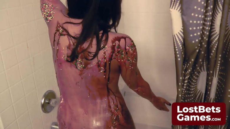 Lost Bets Games: Ein verlockendes strip-gesichtsbesamungsspiel, bei dem sich mädchen mit einem knauf...