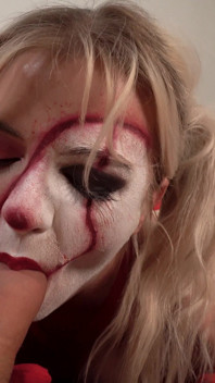 Geiler clown lutscht und melkt jeden tropfen sperma