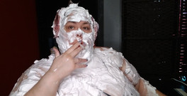 Kitty Delgato: Vypráskám se krémem na holení, pokrývám si obličej, vlasy a...