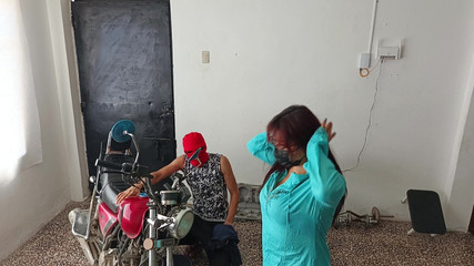 NEGRITA SEXY: O motosikletini parlatırken komşusunu baştan çıkarıyorum