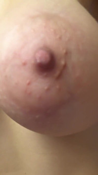 Una ragazza con grandi tette perfette scopa con piacere in calze