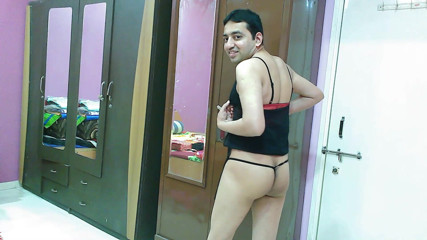 Cute & Nude Crossdresser: Calda sissy travestito femboy Sweet Lecca-lecca in lingerie nera e...