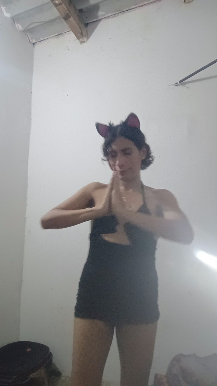 Femboy from Colombia: In Schwarz gibt dieses Mädchen ihren Tanz