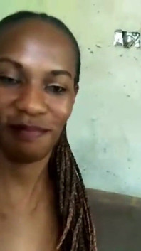 La milf nikkiez scopa uno sconosciuto e prende il suo viso