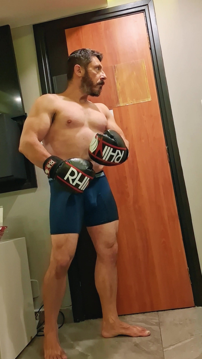Punchbagplz: Gouine wrestler - pOV muskelanbetungseinheit