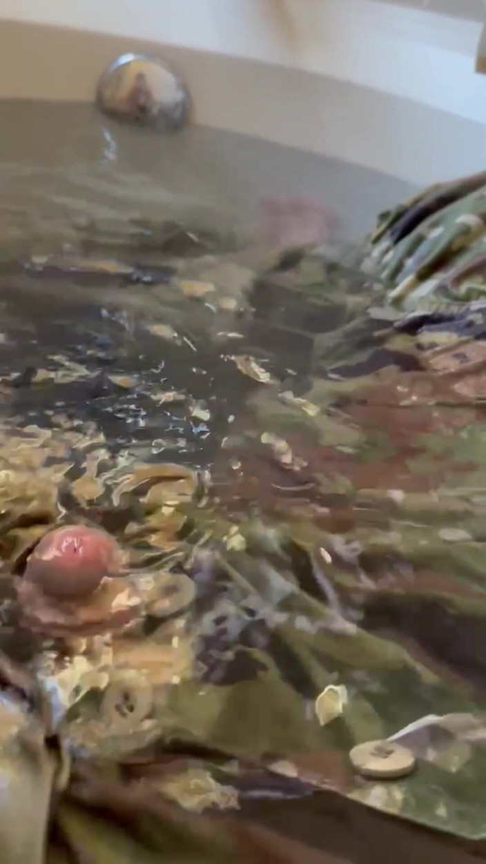 Gay Soldier Stuff: 第一个撒尿视频！观看军队专家穿着制服进入浴缸并开始湿润自己！