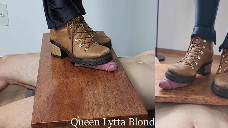 Queen Lytta ballbusting and cum lick: Queen Lytta 금발 - 섹시한 부츠 CBT EP 6 - 2 앵글 - CBT - 자지 짓밟기 - 발 지배 - 발 굴욕 - 볼버스팅 - C