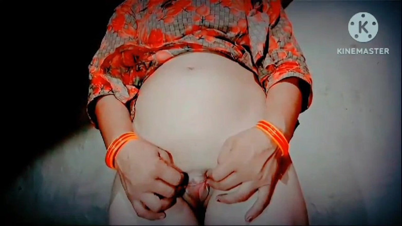 TricolorMusic3: 情熱の炎に燃えたピンキーの美しい膣には、膣の中に入る強いペニスが必要だ