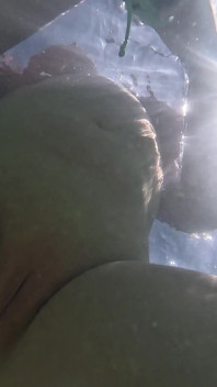 Bionda Monella Fa Pipì Nell'oceano All'aperto E Nuotando Sott'acqua