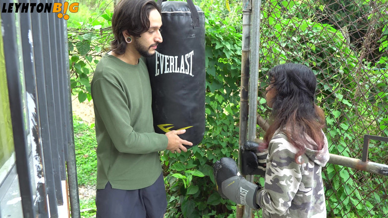 Leyton Big: Elle me frappe par accident et je la baise encore...