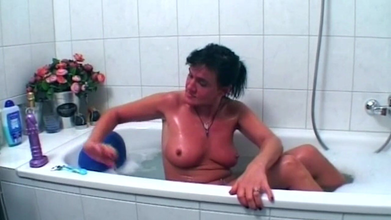ORGASMX: 욕조에서 두꺼운 딜도로 엉덩이를 벌리고 있는 미시 갈색 머리