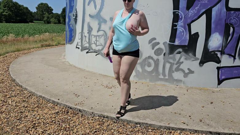 UserBitch1: Outdoor mi-a făcut sex cu vibratorul