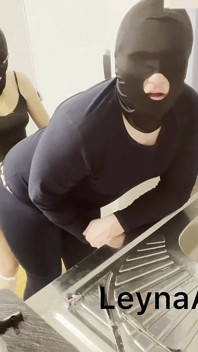 저는 18살이고 남자친구에게 스트랩온을 사용하는 것을 좋아합니다
