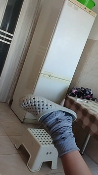 아침 식사를 만드는 섹시한 새엄마, 털이 무성한 보지, 거유