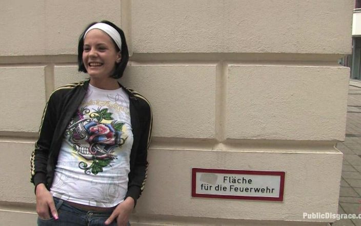 Public Disgrace by Kink: O passeio de cachorro