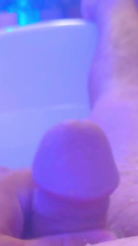 Chlupaté hobit nohy stříká ve vaně