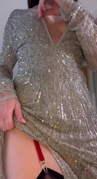 O doamnă elegantă te face să te masturbezi pentru vedere sub fustă