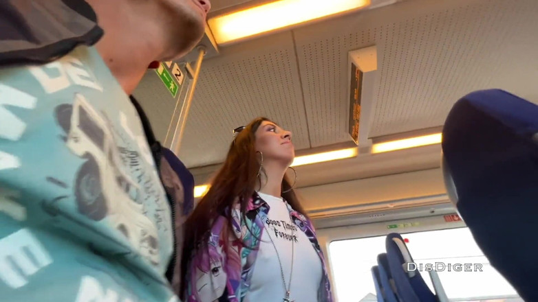 Dis Diger: Uma garota estranha se masturbava e me chupava no trem