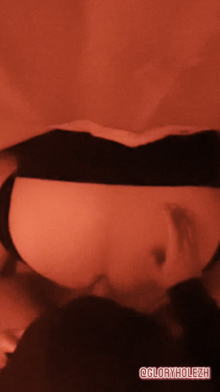 gloryholezh: Il ragazzo delle consegne arabe si ferma per un pompino...