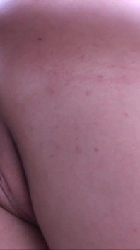Big boobed MILF uprawia seks na świeżym powietrzu