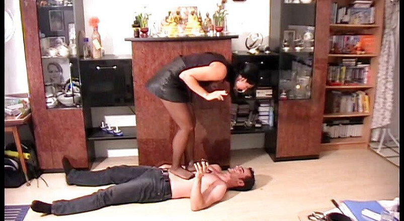 Femdom Austria: 여주인을 위해 재떨이를 들고 노예를 걷다