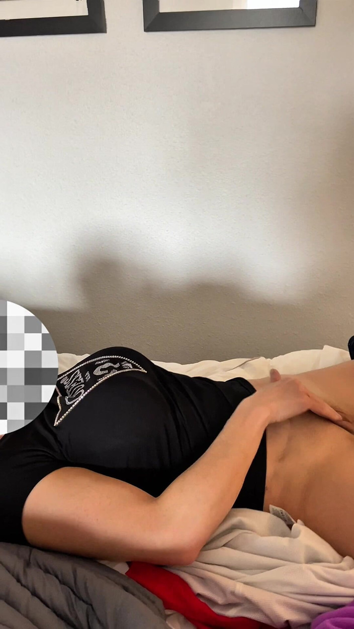 Lisa Couple: Lisa_couple geeft zich over in het hotel en speelt met...