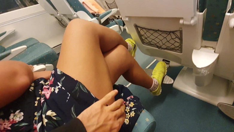 ExpressiaGirl: Pieszczę mojego sąsiada w pociągu, seksowna nastolatka napalona i nie...