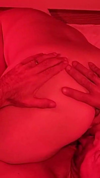 Jade ve Damon otelde kırmızı bir gece