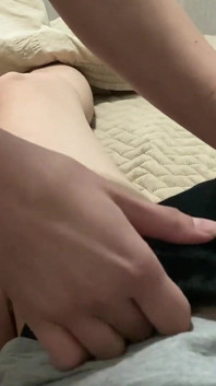 Murid nakal ini lagi asik nyepong kontol teman sekelasnya - pov