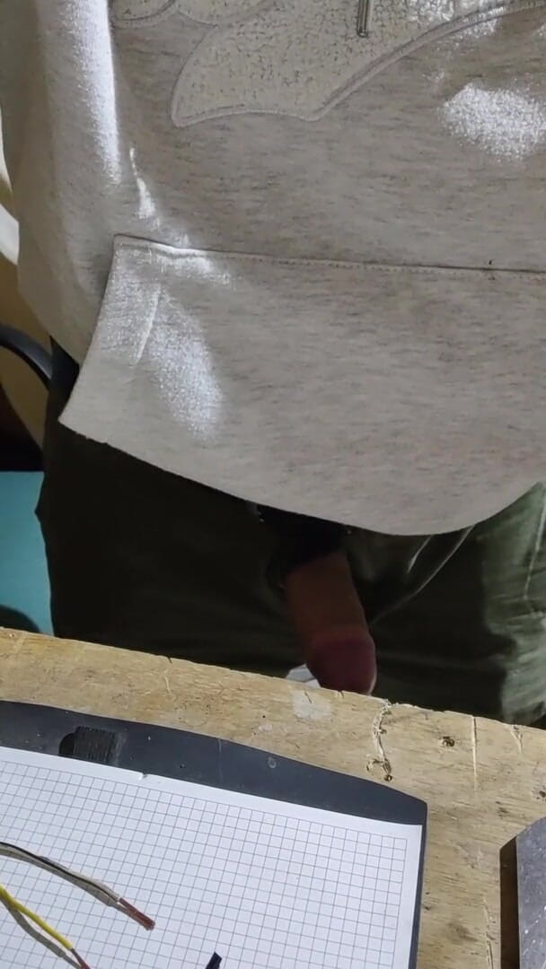 Incredible Dick: Masturbandosi in workshop fino a quando non sborra