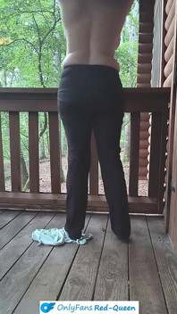 Ich selbst im Wald zu den Klängen der Natur berührt