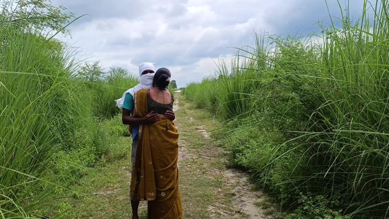 Asha Devi: Un demi-frère emmène sa demi-sœur au milieu du canal
