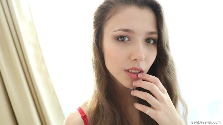 Teen Dreams: 보지에 사탕으로 변태를 당하는 Mila Azul
