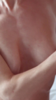 Des étudiants amateur : elle lui a permis d’éjaculer sur ses seins naturels après une branlette parfaite à l’huile