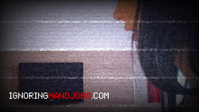 Ignoring Handjobs: Sexy brunetka s velkými prsy si hraje se svými prsy...