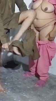 Schöne junge indische heiße sex mädchen reifer mann schiebt hils xXX schwanz beim kommen in desis nasse vagina