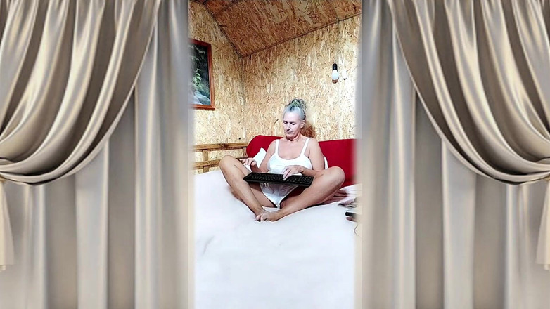 Lukerya: Sexy žena v domácnosti Lukerya v saténovém bílém prádle na velké...