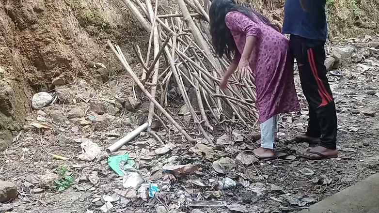 Queenrima: Desi sousedská tetička byla ošukaná výměnou za malou pomoc