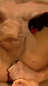 East Twink en auto masturbación y juego anal con consolador