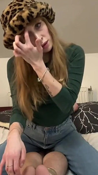 我挠他的脚并打他的屁股