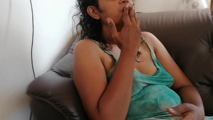 Tina Baby: आंटी नाइट गाउन में सिगारैट का धूम्रपान करती है