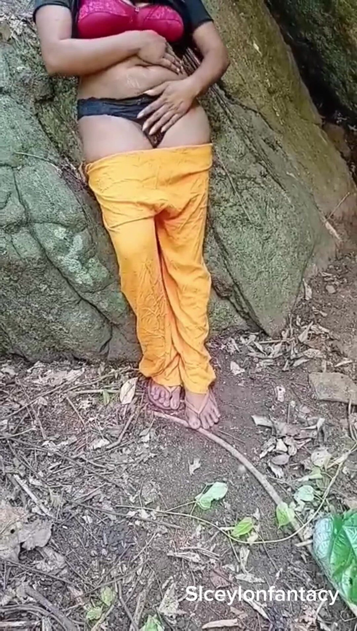 SLXXStudio: 정글에서 일하는 남편이 이웃과 따먹히는 와이프