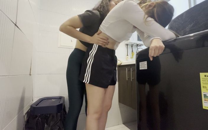 scarlettandc: Minha meia-irmã lésbica me ajuda a lavar minhas roupas sujas